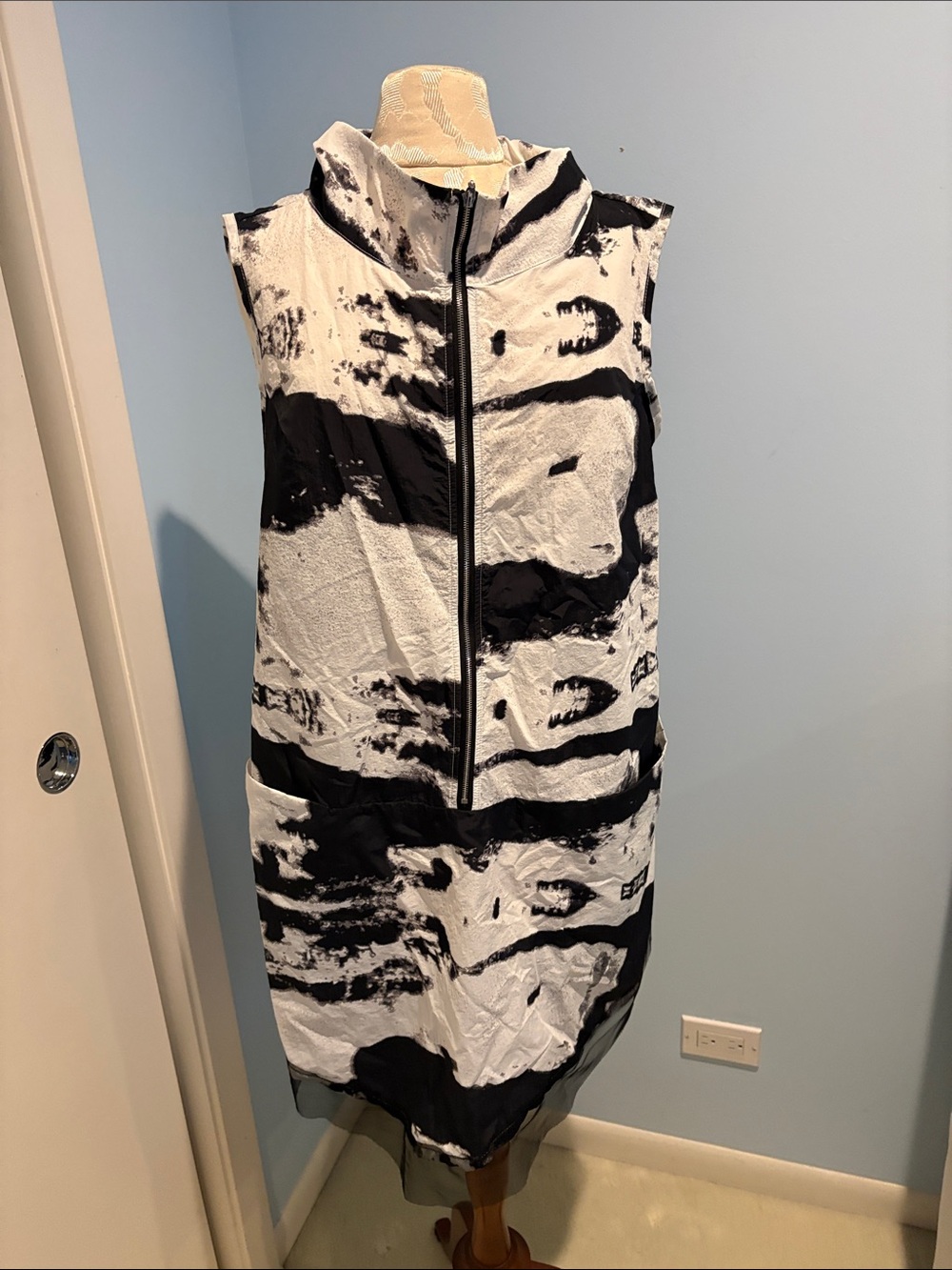 Jason dress Black and White abstract print and pockets and mesh detail